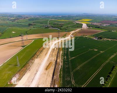 Ansicht der Arbeiten zur Vergraben von Stromleitungen und Entfernen von National Grid Pylons bei Winterbourne Abbas in Dorset, um den Bereich der herausragenden natürlichen Schönheit zu verbessern. Stockfoto