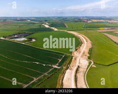 Ansicht der Arbeiten zur Vergraben von Stromleitungen und Entfernen von National Grid Pylons bei Winterbourne Abbas in Dorset, um den Bereich der herausragenden natürlichen Schönheit zu verbessern. Stockfoto