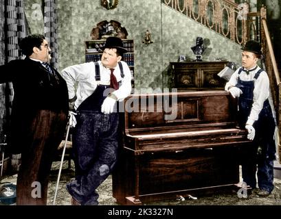 Stan Laurel und Oliver Hardy in der Filmszene 'The Music Box' 1932 Stockfoto