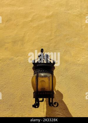 Eine Klassische Eiserne Laterne In Der Old Street An Der Hauswand, Nahaufnahme. Speicherplatz kopieren. Selektiver Fokus. Stockfoto