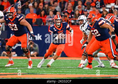 23. September 2022: Syracuse Orange Quarterback Garrett Shrader (6) läuft in der zweiten Hälfte am Freitag, 23. September 2022, im JMA Wireless Dome in Syracuse, New York, mit dem Ball gegen die Virginia Cavaliers. Rich Barnes/CSM Stockfoto