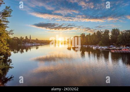 Wien, Wien: oxbow alke Alte Donau bei Sonnenaufgang, Kirche Donaufelder Kirche 21. Floridsdorf, Wien, Österreich Stockfoto