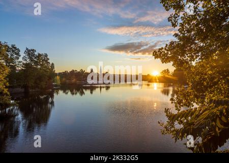 Wien, Wien: oxbow alke Alte Donau bei Sonnenaufgang, Kirche Donaufelder Kirche 21. Floridsdorf, Wien, Österreich Stockfoto