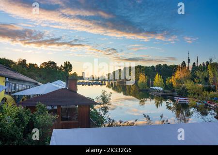 Wien, Wien: oxbow alke Alte Donau bei Sonnenaufgang, Turm Donauturm, Restaurant La Creperie im Jahr 21. Floridsdorf, Wien, Österreich Stockfoto