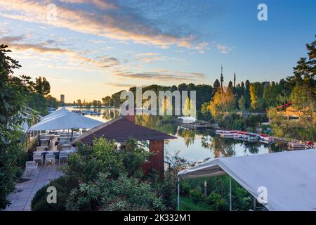 Wien, Wien: oxbow alke Alte Donau bei Sonnenaufgang, Turm Donauturm, Restaurant La Creperie im Jahr 21. Floridsdorf, Wien, Österreich Stockfoto