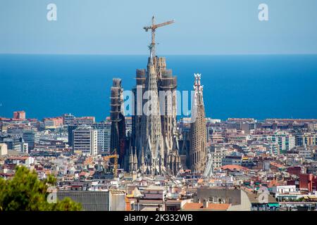 Basilika Sagrada Família vom Park Güell aus gesehen, Barcelona, Spanien Stockfoto