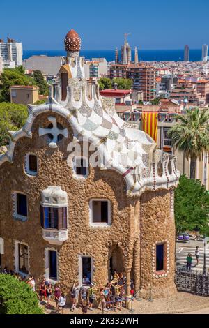 Casa del Guarda Torhaus Gebäude von Gaudi im Park Güell, in Barcelona, Spanien Stockfoto