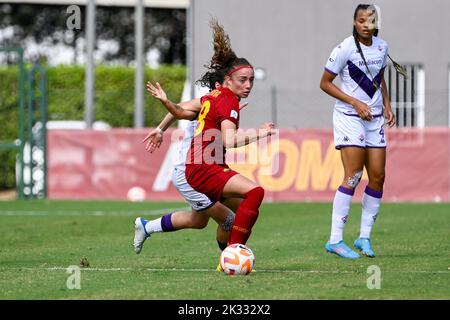 Rom, Italien. 24. September 2022. Benedetta Glionna (AS Roma Women) während der Italienischen Fußball-Liga Ein Frauen-2022/2023-Spiel zwischen AS Roma Women gegen Fiorentina Femminile am 24. September 2022 im Tre Fontane-Stadion. Kredit: Unabhängige Fotoagentur/Alamy Live Nachrichten Stockfoto