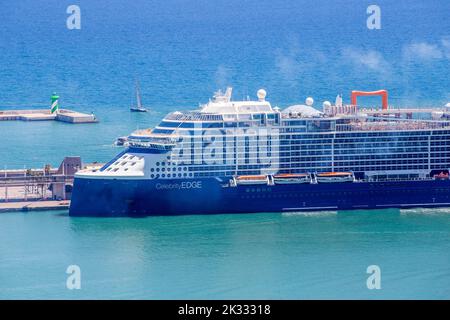 Celebrity Edge Cruise Schiff im Hafen von Barcelona, Spanien Stockfoto