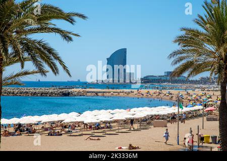 Somorrostro Strand in Barcelona Stadt und entfernt W Hotel Tower, Spanien Stockfoto