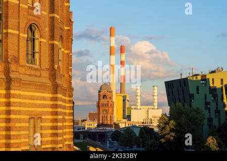 Wien, Wien: Gasometer (links), Wasserturm des ehemaligen Gaswerks Simmers, Kraftwerk Simmer der Wien Energie im Jahr 11. Simmer, Wien, Österreich Stockfoto