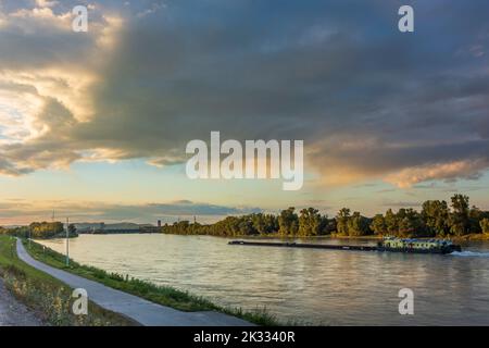 Wien, Wien: Donau, Frachtschiff, Blick auf das Wasserkraftwerk Freudenau im Jahr 11. Simmer, Wien, Österreich Stockfoto