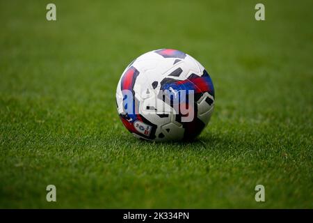 Sheffield, Großbritannien. 24. September 2022. Der EFL Puma-Matchball während des Sky Bet League 1-Matches Sheffield Wednesday gegen Wycombe Wanderers in Hillsborough, Sheffield, Großbritannien, 24.. September 2022 (Foto von Ben Early/News Images) in Sheffield, Großbritannien am 9/24/2022. (Foto von Ben Early/News Images/Sipa USA) Quelle: SIPA USA/Alamy Live News Stockfoto