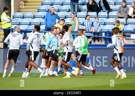 Sheffield, Großbritannien. 24. September 2022. Die Spieler von Sheffield Wednesday wärmen sich vor dem Sky Bet League 1 Spiel Sheffield Wednesday gegen Wycombe Wanderers in Hillsborough, Sheffield, Großbritannien, 24.. September 2022 (Foto von Ben Early/News Images) in Sheffield, Großbritannien am 9/24/2022. (Foto von Ben Early/News Images/Sipa USA) Quelle: SIPA USA/Alamy Live News Stockfoto