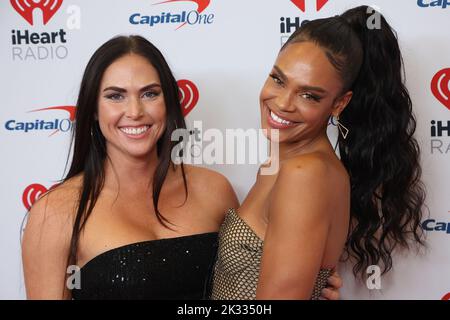 Brooke Niesen und Michelle Young kommen am Freitag, den 23. September 2022, zum iHeartRadio Music Festival in der T-Mobile Arena in Las Vegas, Nevada. Foto von James Atoa/UPI Stockfoto