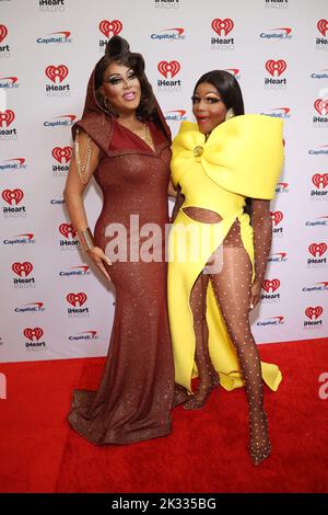 Las Vegas, Usa. 23. September 2022. Die Reality-tv-Stars Alexis Mateo und Coco Montrose treffen am Freitag, den 23. September 2022, zum iHeartRadio Music Festival in der T-Mobile Arena in Las Vegas, Nevada, ein. Foto von James Atoa/UPI Credit: UPI/Alamy Live News Stockfoto