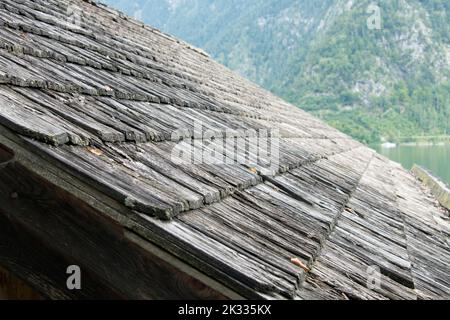 Teilansicht Nahaufnahme eines alten Daches aus überlappenden Holzschindeln Konzept für traditionelle Bauweise und altes traditionelles Handwerk Stockfoto