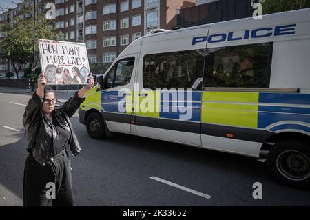 London, Großbritannien. 24.. September 2022. Britisch-iranische Bürger versammeln sich gegenüber der Botschaft der Islamischen Republik Iran und fordern mehr Maßnahmen seit dem Tod von Mahsa Amini. Die 22-jährige Kurdin wurde drei Tage nach ihrer Verhaftung in der iranischen Hauptstadt für tot erklärt, weil sie das Kopftuch des Hijabs „unangemessen“ trug. Kredit: Guy Corbishley/Alamy Live Nachrichten Stockfoto