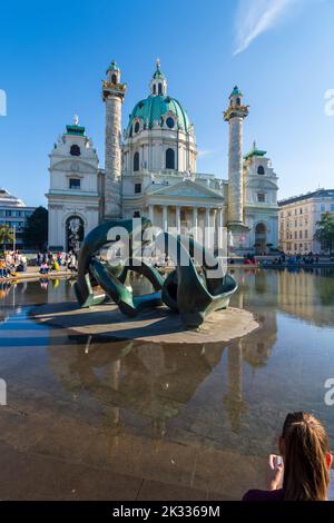 Wien, Wien: kirche Karlskirche, Teich, 'Hill Arches' Bronzeskulptur von Henry Moore 04. Wieden, Wien, Österreich Stockfoto