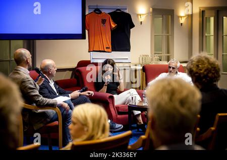 2022-09-24 15:37:59 ZEIST - Generalsekretär Gijs de Jong (2L) vom KNVB, MEP Lara Wolters (2R) (PvdA) und Gerard Arink (R) während einer Debatte über die Weltmeisterschaft in Katar. Eines der diskutierten Themen ist die Ausbeutung von Migranten beim Bau der Stadien. Im vergangenen Jahr starben fünfzig Arbeitsmigranten an verschiedenen Ursachen. Mehr als 500 Beschäftigte wurden verletzt. ANP KOEN VAN WEEL niederlande Out - belgien Out Stockfoto