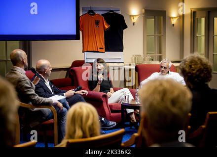 2022-09-24 15:37:56 ZEIST - Generalsekretär Gijs de Jong (2L) vom KNVB, MEP Lara Wolters (2R) (PvdA) und Gerard Arink (R) während einer Debatte über die Weltmeisterschaft in Katar. Eines der diskutierten Themen ist die Ausbeutung von Migranten beim Bau der Stadien. Im vergangenen Jahr starben fünfzig Wanderarbeiter an verschiedenen Ursachen. Mehr als 500 Beschäftigte wurden verletzt. ANP KOEN VAN WEEL niederlande Out - belgien Out Stockfoto