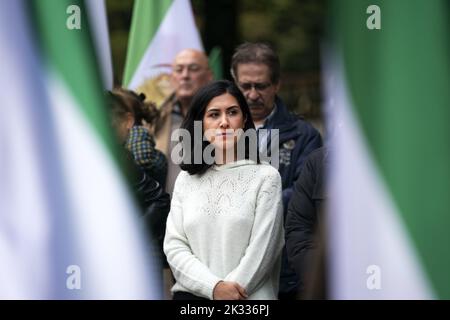 2022-09-24 15:00:48 DEN HAAG - Aktivisten während einer Solidaritätsdemonstration nach dem Tod des iranischen Mahsa Amini. Die 22-jährige Frau starb, nachdem sie von der religiösen Polizei wegen Verstoßes gegen die islamische Kleiderordnung verhaftet worden war. Kritiker sagen, dass sie von Polizisten geschlagen wurde. ANP JEROEN JUMELET niederlande Out - belgien Out Stockfoto