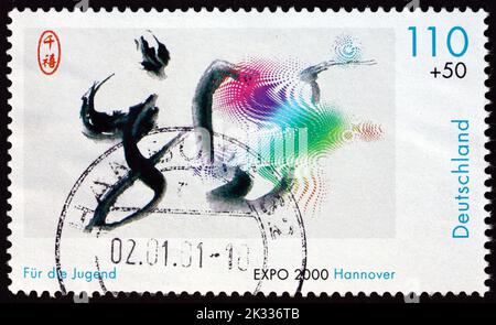 DEUTSCHLAND - UM 2000: Eine in Deutschland gedruckte Briefmarke zeigt abstrakt mit chinesischen Schriftzeichen, Expo 2000, Hannover, um 2000 Stockfoto