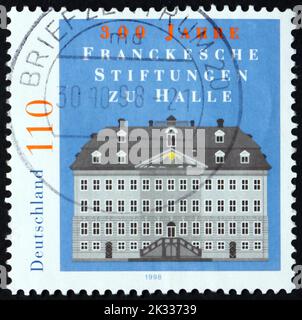 DEUTSCHLAND - UM 1998: Eine in Deutschland gedruckte Briefmarke, die Francke Charitable Institutions, Halle, gewidmet ist, zeigt das Hauptgebäude, 300. Jahre, um 19 Stockfoto