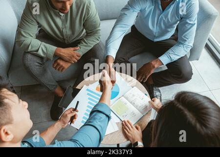 Nahaufnahme von Geschäftsleuten Hand schütteln nach Abschluss des Abkommens Stockfoto