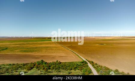 Windturbinen im Landschaftspflege in Rumänien, 2022. Erneuerbare Energiequellen. Luftaufnahme von Drohne auf Windturbinen in den Feldern. Stockfoto