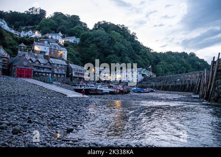 Clovelly Hafen gegen Abend Stockfoto