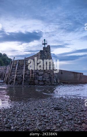 Eingang zum Hafen von Clovelly Stockfoto