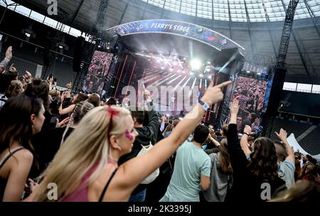 Berlin, Deutschland. 24. September 2022. Besucher feiern beim Lollapalooza Festival im Berliner Olympiastadion. Die Ausgabe 6. des Musikfestivals in Berlin findet vom 24.09.2022 - 25.09.2022 statt. Kredit: Britta Pedersen/dpa/Alamy Live Nachrichten Stockfoto