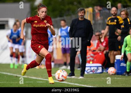 Rom, Italien. 24. September 2022. Benedetta Glionna (AS Roma Women) während der Italienischen Fußball-Liga Ein Frauen-2022/2023-Spiel zwischen AS Roma Women gegen Fiorentina Femminile am 24. September 2022 im Tre Fontane-Stadion. Kredit: Unabhängige Fotoagentur/Alamy Live Nachrichten Stockfoto