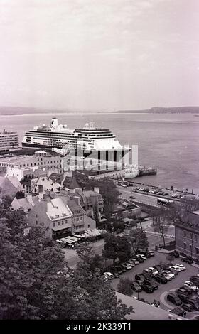 Ein Graustufenfoto einer Kreuzfahrt im Hafen Stockfoto