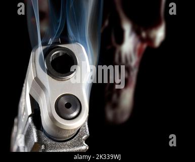 3D Abbildung einer Geisterpistole mit rauchenden Pistolen vorne mit einem unscharf roten Schädel hinten auf schwarzem Hintergrund Stockfoto