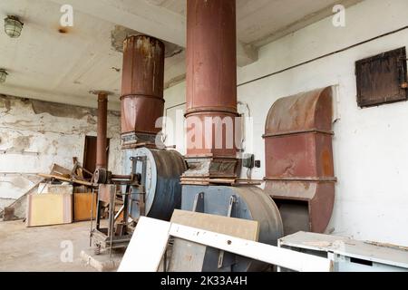 Eine alte verlassene Halle mit Lüftungsgeräten Stockfoto