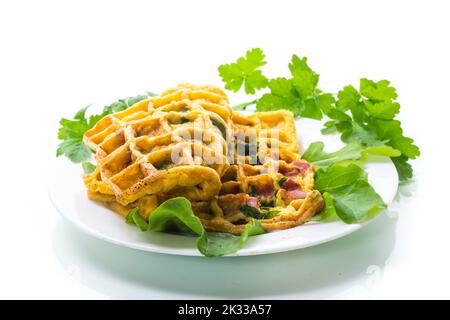 Ei-Omelett gefüllt mit Gemüse und Wurst in Form von Waffeln gebraten, isoliert auf weißem Hintergrund Stockfoto