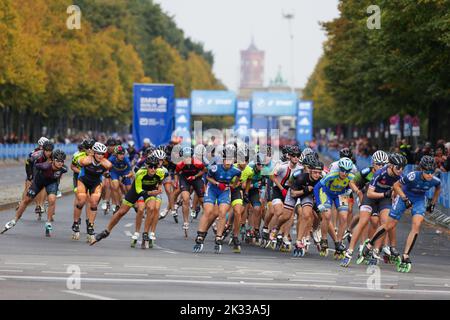 Berlin, Deutschland. 24. September 2022. Skater starten auf der Straße des 17. Juni für den Berlin Inline Marathon. Quelle: Jörg Carstensen/dpa/Alamy Live News Stockfoto