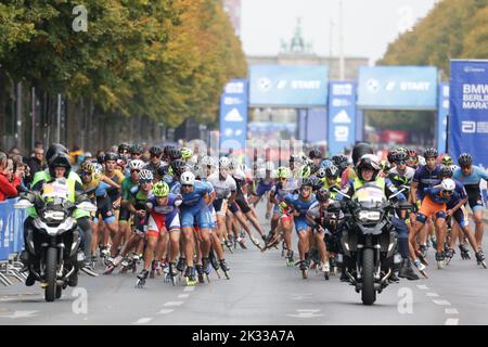 Berlin, Deutschland. 24. September 2022. Skater starten auf der Straße des 17. Juni für den Berlin Inline Marathon. Quelle: Jörg Carstensen/dpa/Alamy Live News Stockfoto