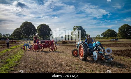 Die Teilnehmer mit ihren Oldtimer-Traktoren nehmen an einem Pflügerspiel auf der Oakhurst Farm in der Nähe von Billingshurst, West Sussex, Großbritannien, Teil. 24. September 2022. Pflügespiele sind in ländlichen und landwirtschaftlichen Gemeinden in Großbritannien beliebt und finden jeden Herbst nach Abschluss der Ernte statt. Quelle: Andy Soloman/Alamy Live News Stockfoto