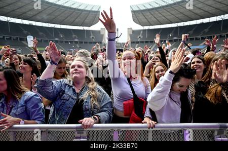 Berlin, Deutschland. 24. September 2022. Besucher und Besucher feiern beim Lollapalooza Festival im Olympiastadion in Berlin. Die Ausgabe 6. des Musikfestivals in Berlin findet vom 24.09.2022 - 25.09.2022 statt. Kredit: Britta Pedersen/dpa/Alamy Live Nachrichten Stockfoto