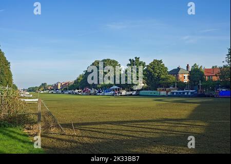 Blick auf den Fluss Witham auf den Jachthafen Gateway mit dem Wasser bedeckt mit grünem Gras nach dem trockensten Sommer seit Jahren in Boston Lincolnshire Stockfoto