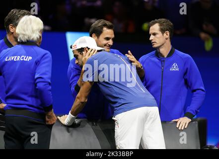 Matteo Berrettini, Europas Teamchef, feiert Roger Federer und Andy Murray nach dem Sieg gegen Felix Auger Aliassime von Team World am zweiten Tag des Laver Cup in der O2 Arena in London. Bilddatum: Samstag, 24. September 2022. Stockfoto