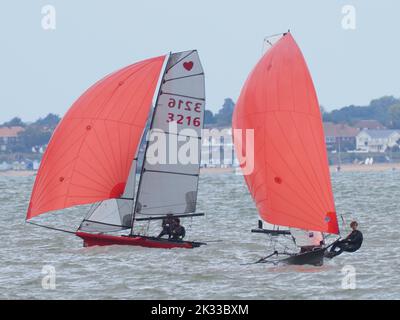 Sheerness, Kent, Großbritannien. 24. September 2022. Wetter in Großbritannien: Ein trüber Nachmittag für Teilnehmer an einem Segelrennen vor Sheerness, Kent. Kredit: James Bell/Alamy Live Nachrichten Stockfoto