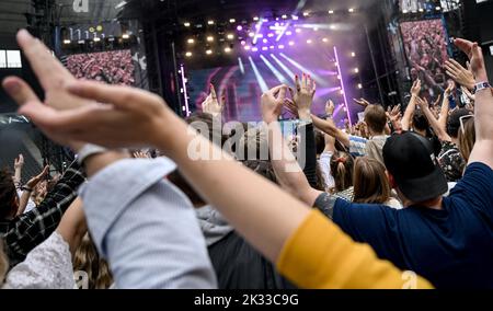 Berlin, Deutschland. 24. September 2022. Besucher feiern beim Lollapalooza Festival im Berliner Olympiastadion. Die Ausgabe 6. des Musikfestivals in Berlin findet vom 24.09.2022 - 25.09.2022 statt. Kredit: Britta Pedersen/dpa/Alamy Live Nachrichten Stockfoto