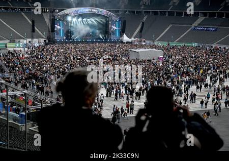 Berlin, Deutschland. 24. September 2022. Besucher feiern beim Lollapalooza Festival im Berliner Olympiastadion. Die Ausgabe 6. des Musikfestivals in Berlin findet vom 24.09.2022 - 25.09.2022 statt. Kredit: Britta Pedersen/dpa/Alamy Live Nachrichten Stockfoto