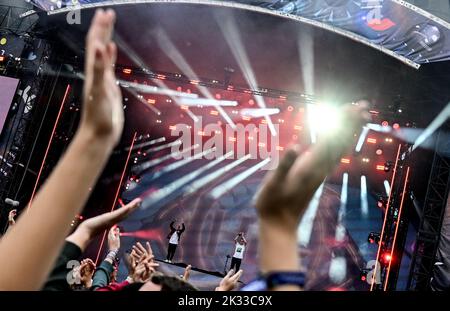Berlin, Deutschland. 24. September 2022. Besucher feiern beim Lollapalooza Festival im Berliner Olympiastadion. Die Ausgabe 6. des Musikfestivals in Berlin findet vom 24.09.2022 - 25.09.2022 statt. Kredit: Britta Pedersen/dpa/Alamy Live Nachrichten Stockfoto