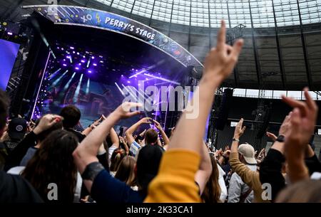 Berlin, Deutschland. 24. September 2022. Besucher feiern beim Lollapalooza Festival im Berliner Olympiastadion. Die Ausgabe 6. des Musikfestivals in Berlin findet vom 24.09.2022 - 25.09.2022 statt. Kredit: Britta Pedersen/dpa/Alamy Live Nachrichten Stockfoto