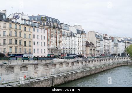 Der Quai des Grands Augustins auf der linken Seite der seine in Paris mit den Buchhändlern namens Bouquinistes Stockfoto